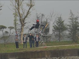 自制载人旋翼飞机试飞                                        